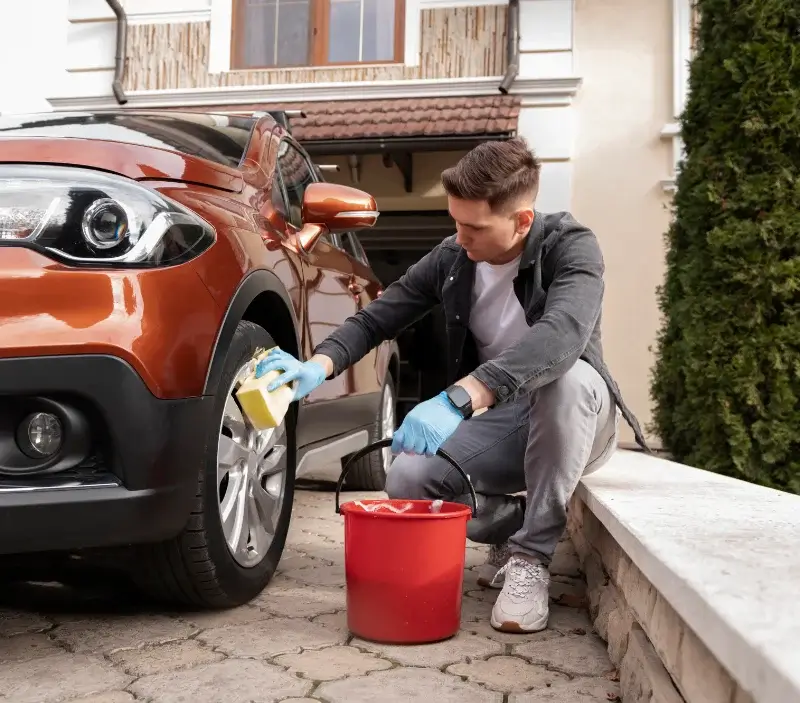 Lavage auto à domicile Saint-Cyr-sur-Loire : professionnel intervenant sur un véhicule